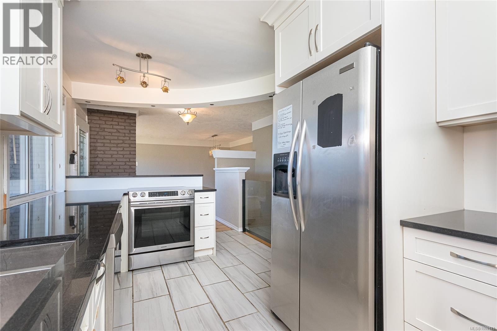 Photo 9 of 745 Newbury St, Saanich BC