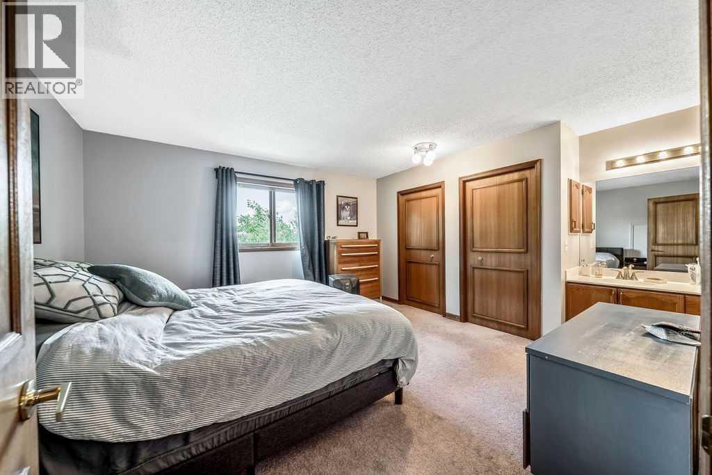 Single Family House for Sale in  Sandpiper Circle NW Sandstone Valley Calgary 