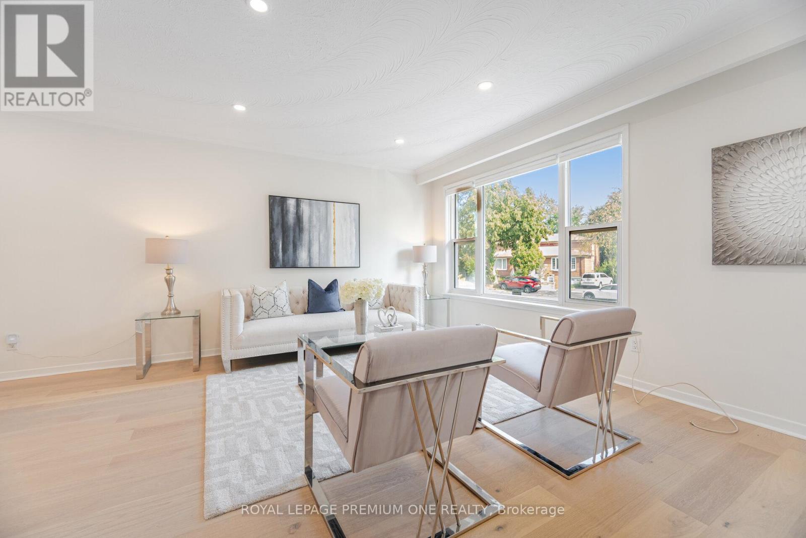 Photo 11 of 16 Reiber Crescent S, Toronto ON