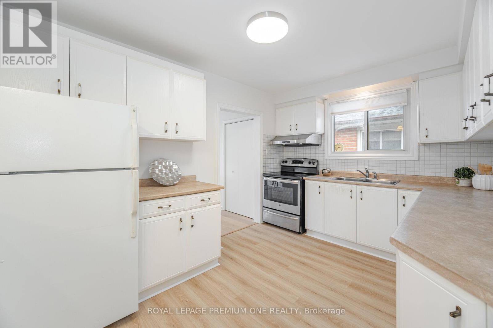 Photo 25 of 16 Reiber Crescent S, Toronto ON