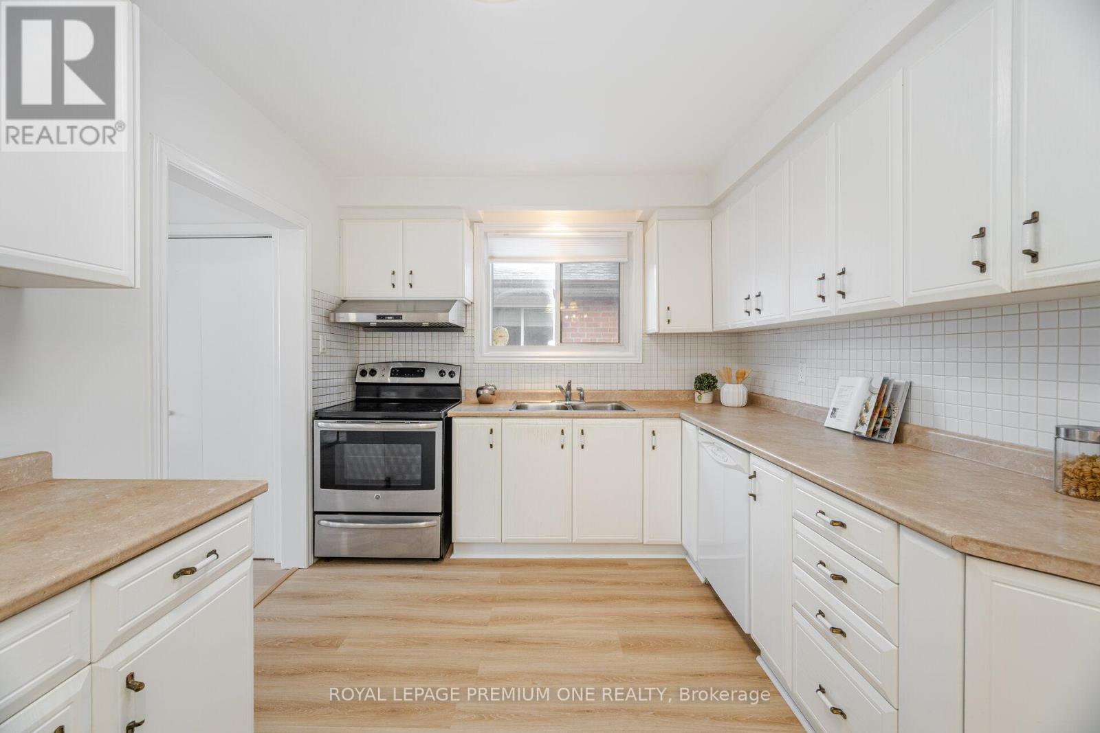 Photo 40 of 16 Reiber Crescent S, Toronto ON
