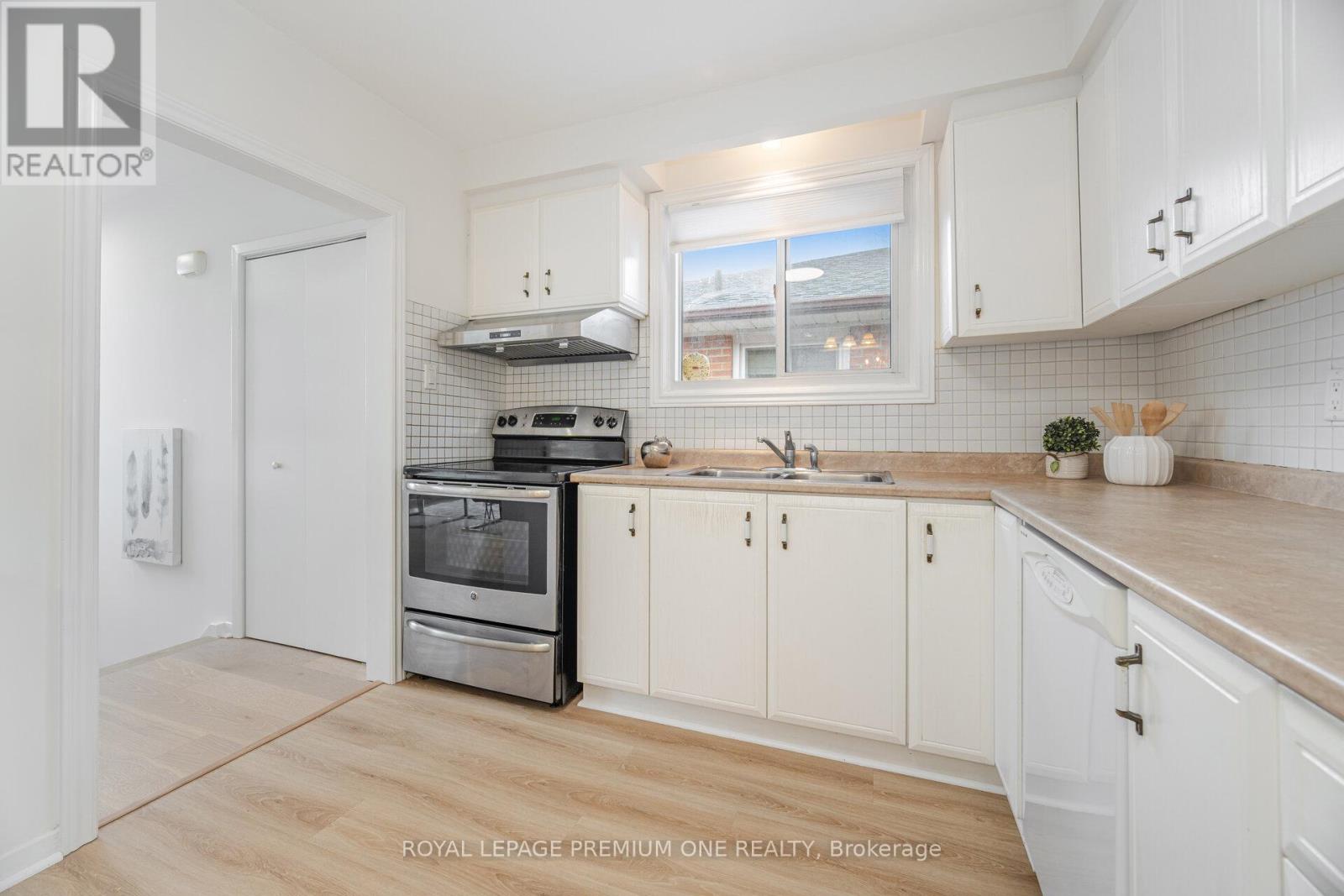 Photo 41 of 16 Reiber Crescent S, Toronto ON