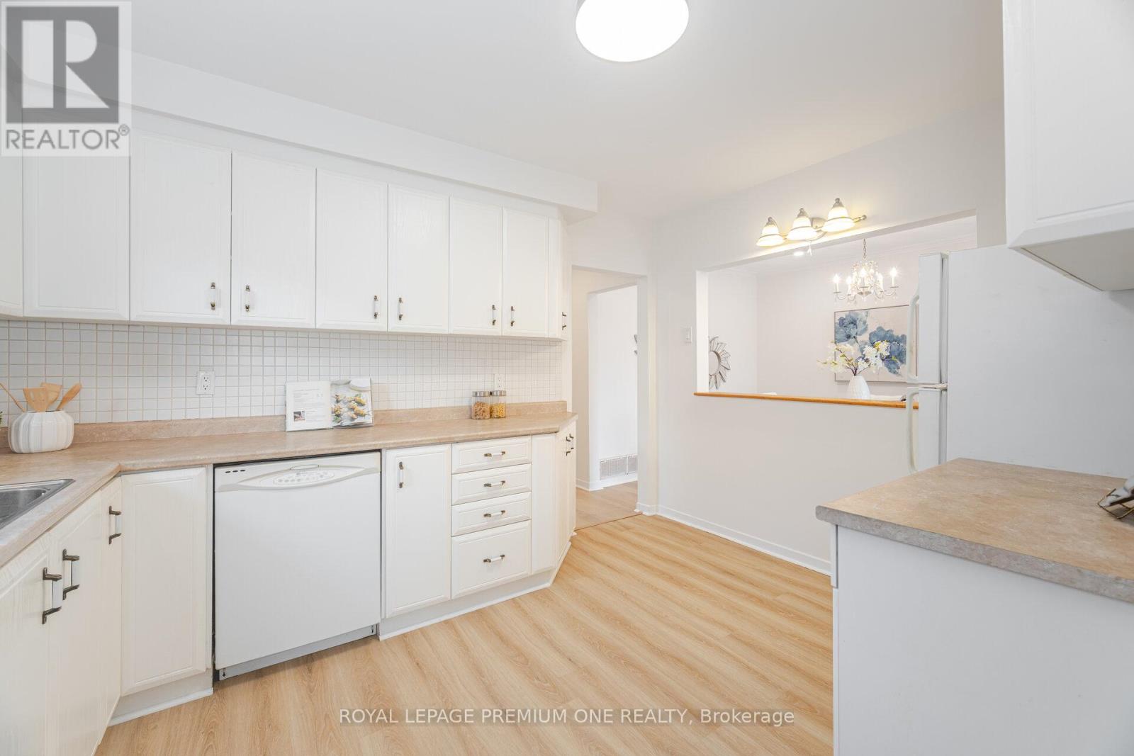 Photo 38 of 16 Reiber Crescent S, Toronto ON