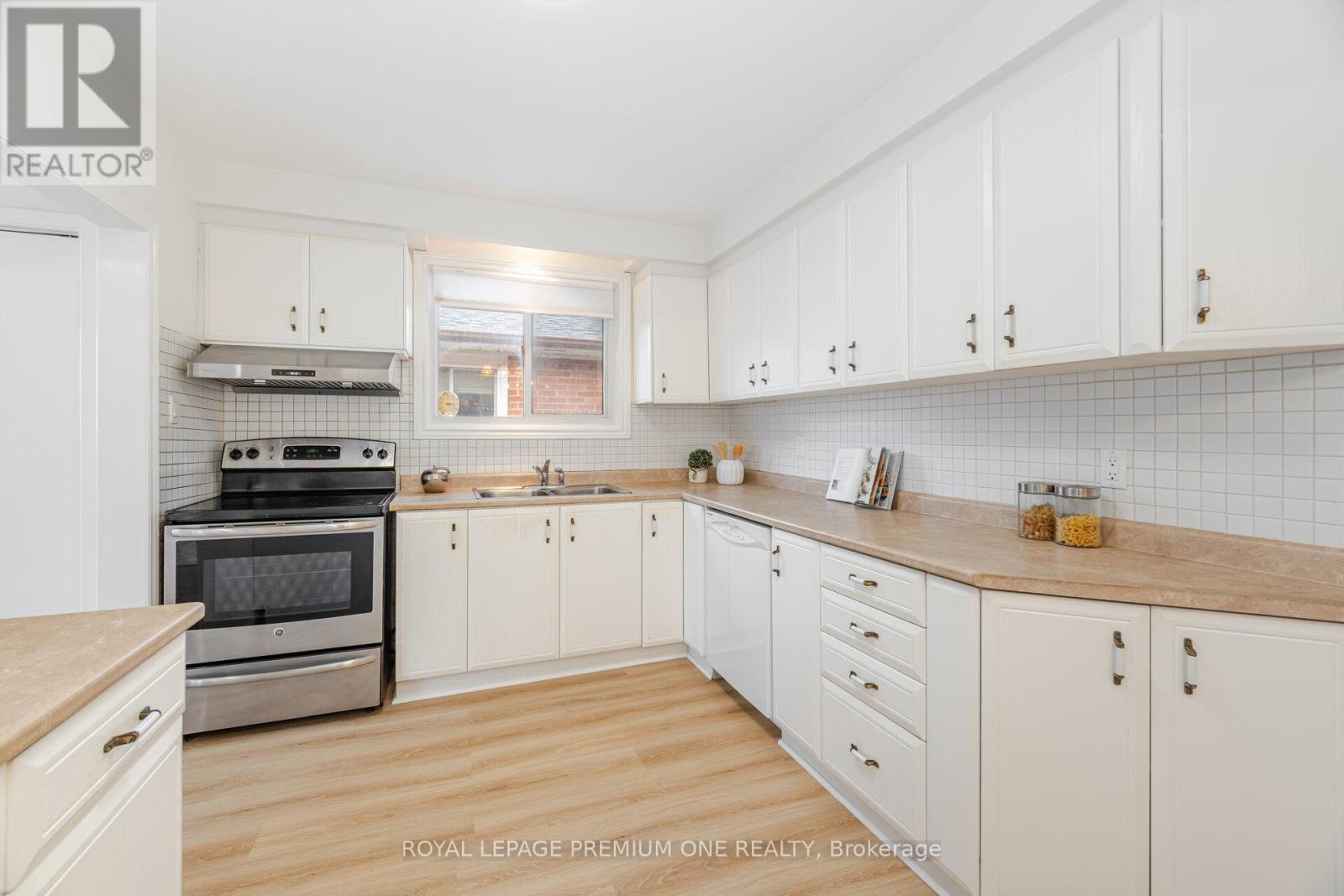 Photo 23 of 16 Reiber Crescent S, Toronto ON