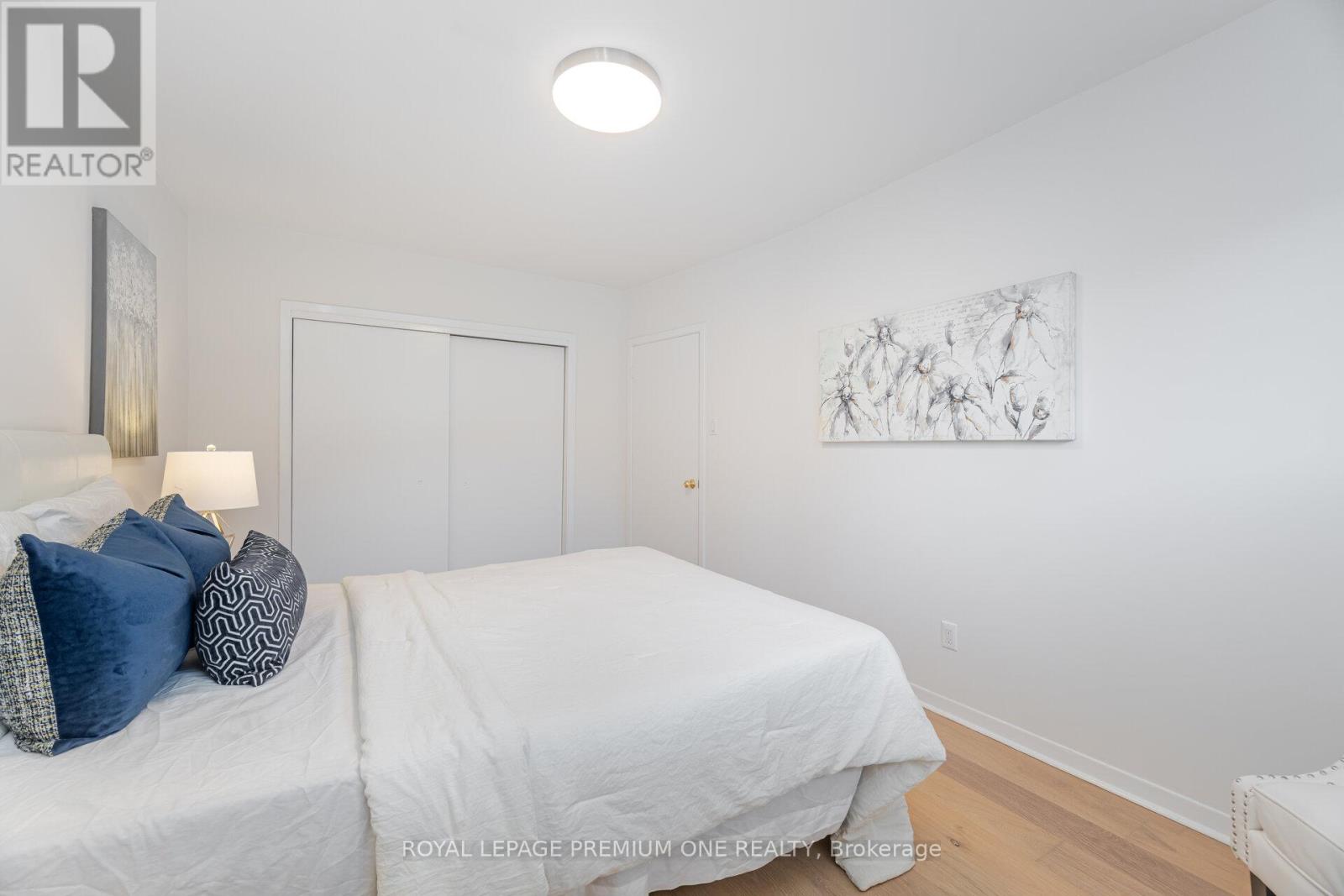 Photo 4 of 16 Reiber Crescent S, Toronto ON