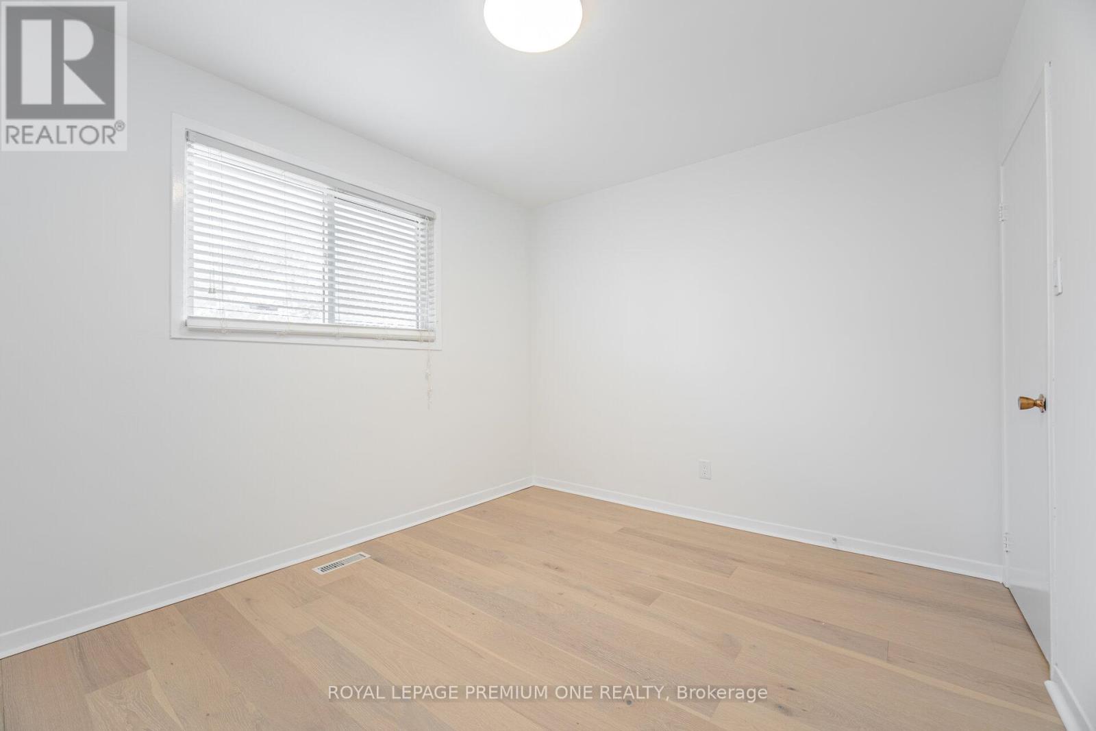 Photo 14 of 16 Reiber Crescent S, Toronto ON