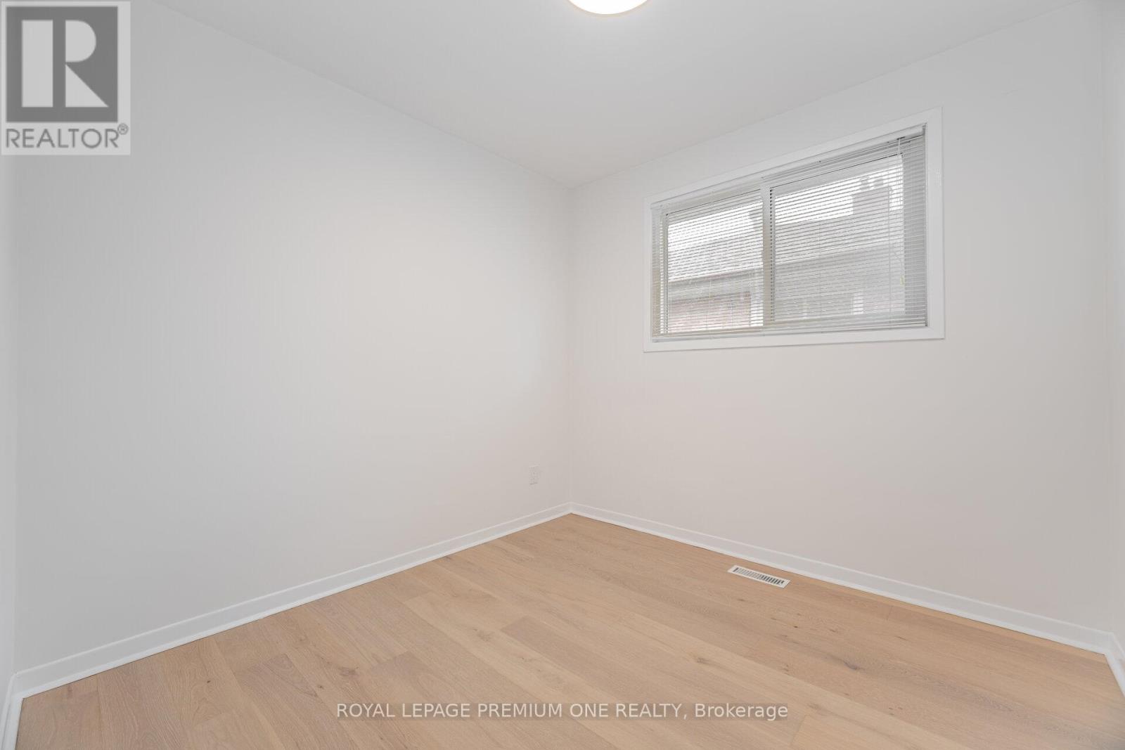 Photo 3 of 16 Reiber Crescent S, Toronto ON