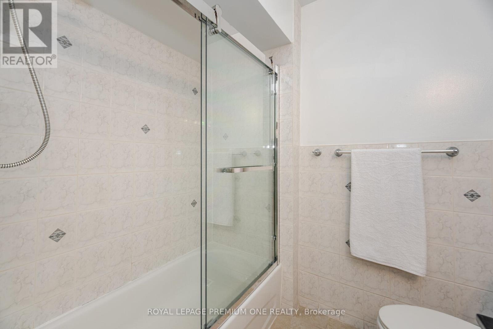 Photo 2 of 16 Reiber Crescent S, Toronto ON