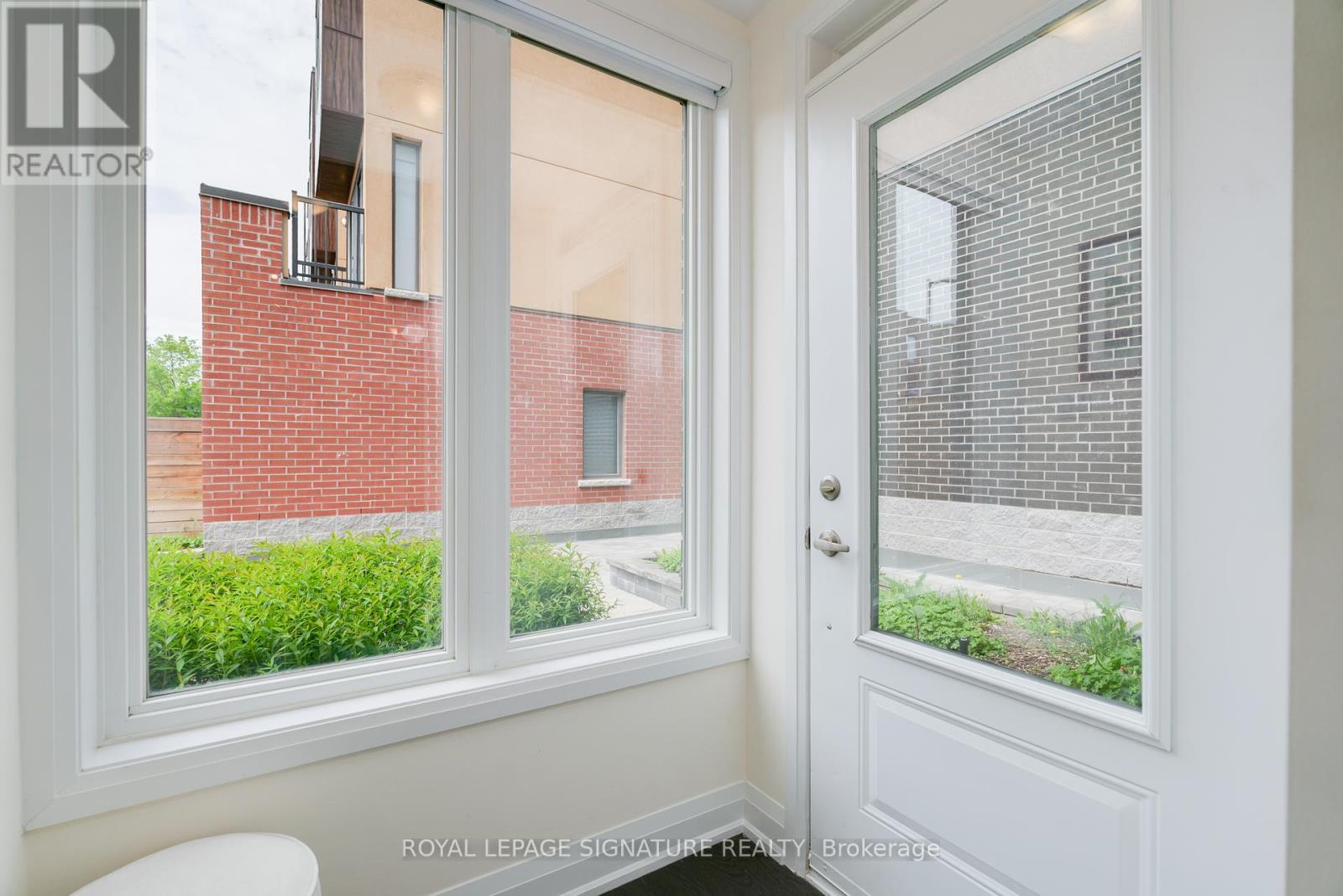 Photo 2 of 27 1972 Victoria Park Avenue, Toronto ON