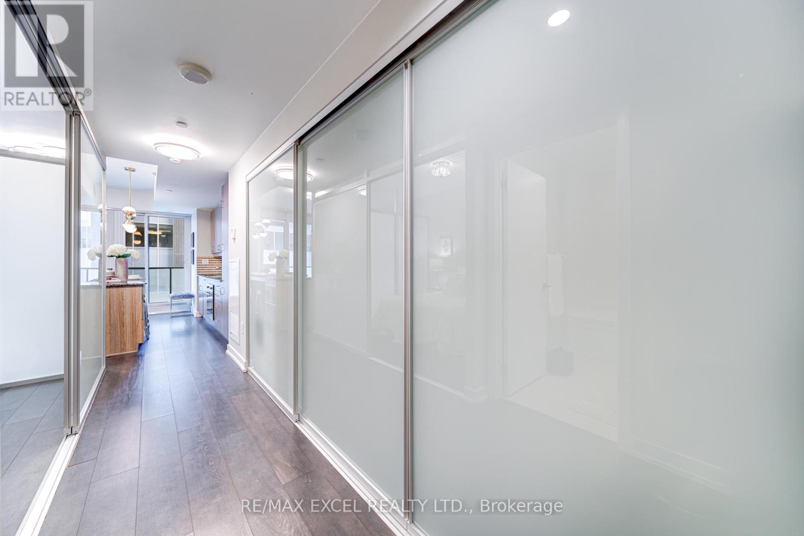 Photo 3 of 1705 426 University Avenue, Toronto ON