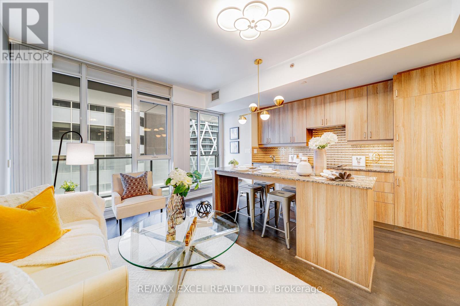 Photo 5 of 1705 426 University Avenue, Toronto ON