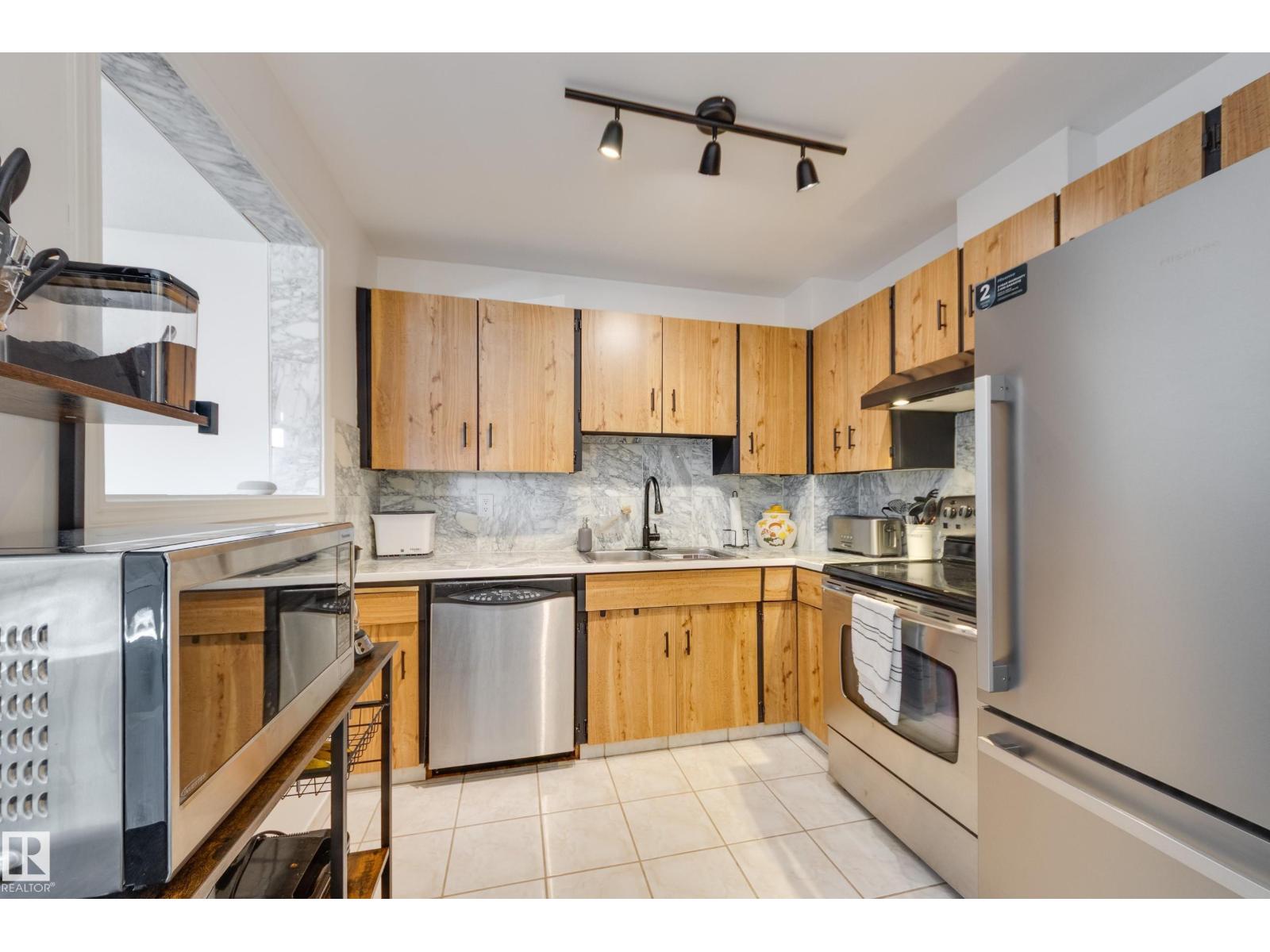 Photo 9 of 1522 69 St Nw, Edmonton AB