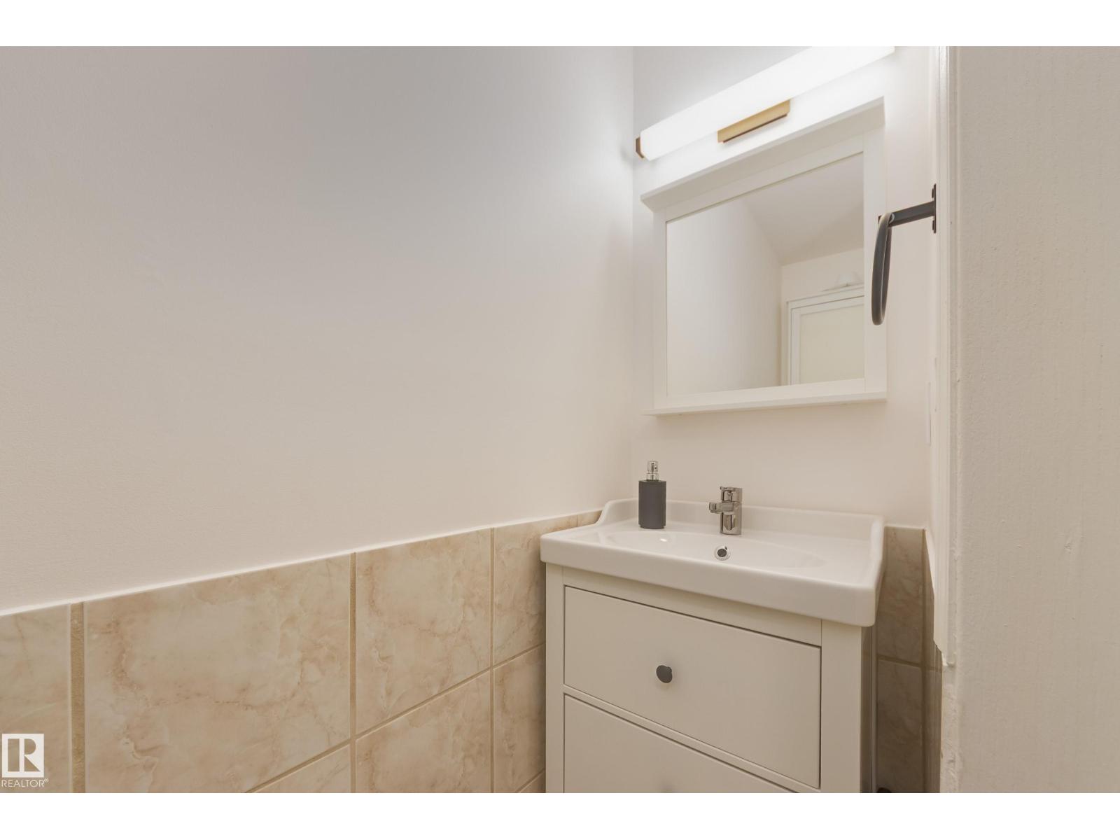 Photo 6 of 1522 69 St Nw, Edmonton AB
