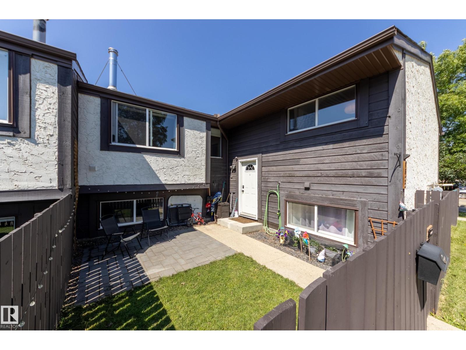 Photo 1 of 1522 69 St Nw, Edmonton AB