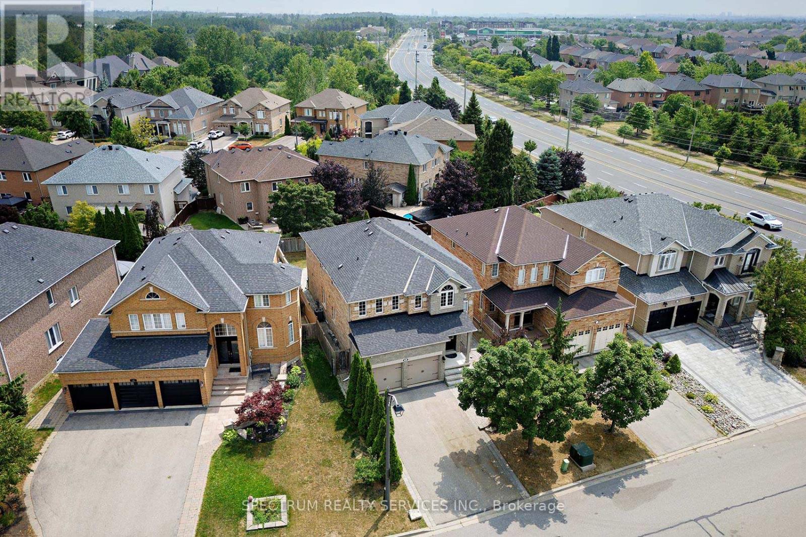 Photo 17 of 9 Tuscan Woods Trail, Vaughan ON