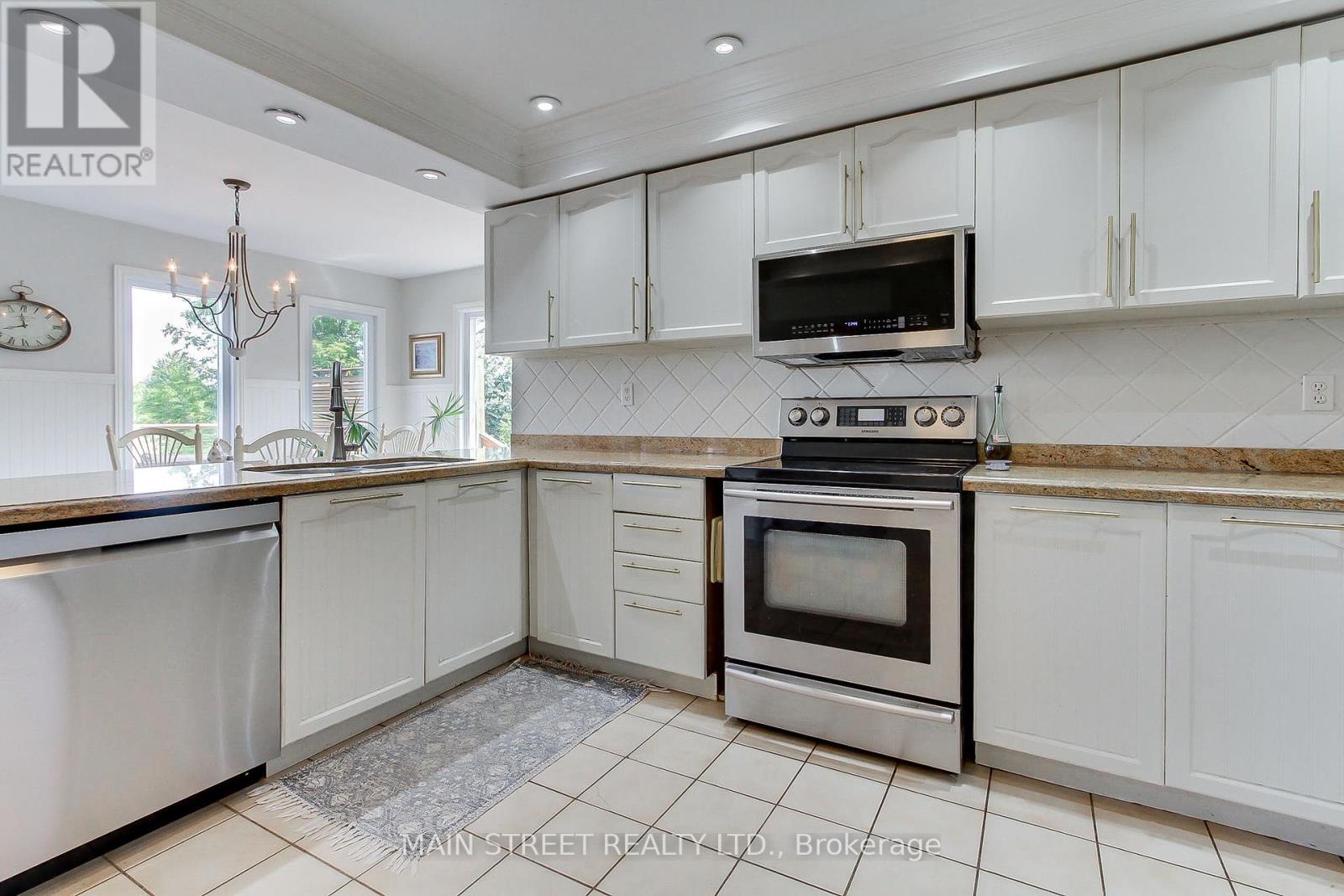 Photo 6 of 2 Bombay Court, Richmond Hill ON