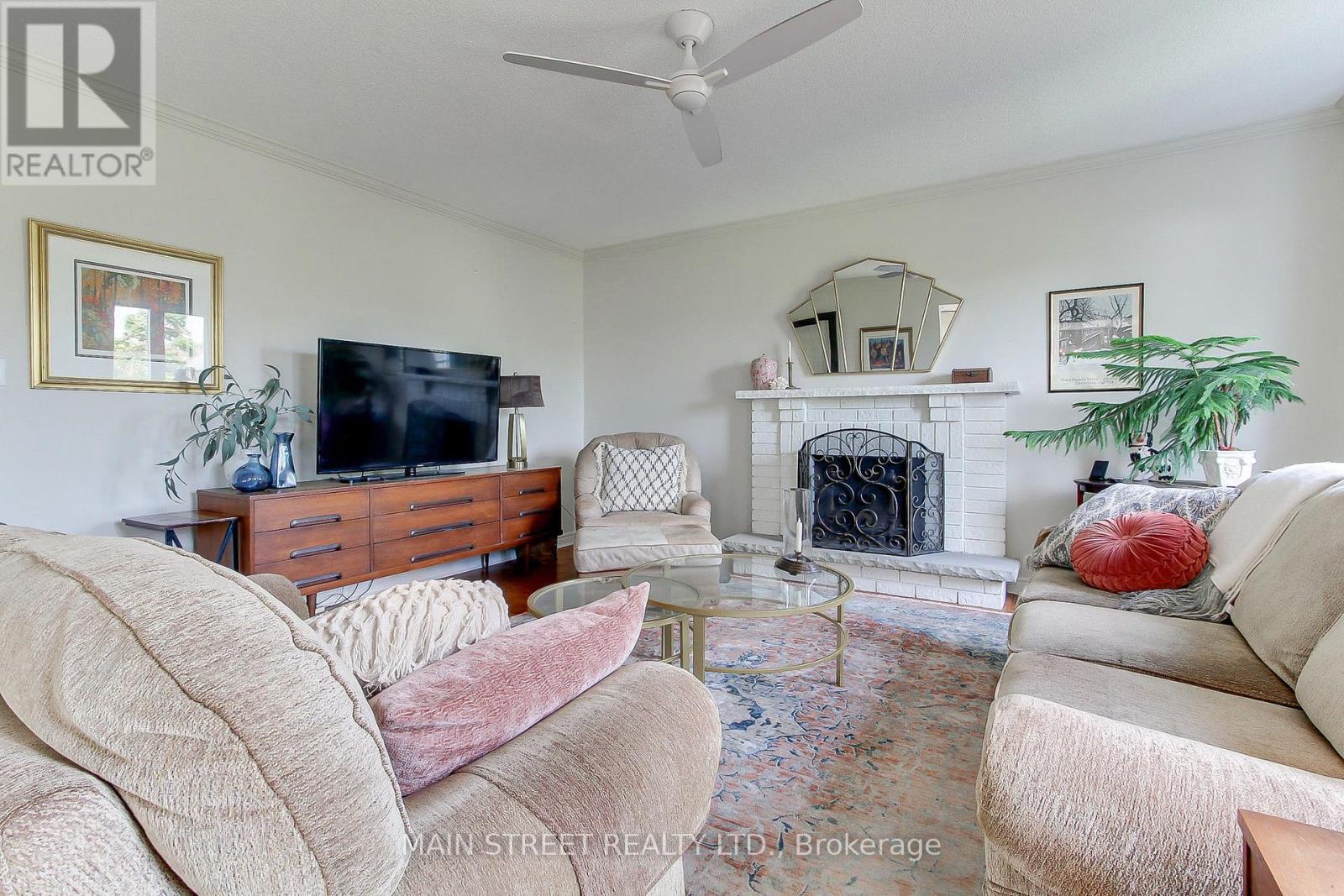 Photo 3 of 2 Bombay Court, Richmond Hill ON