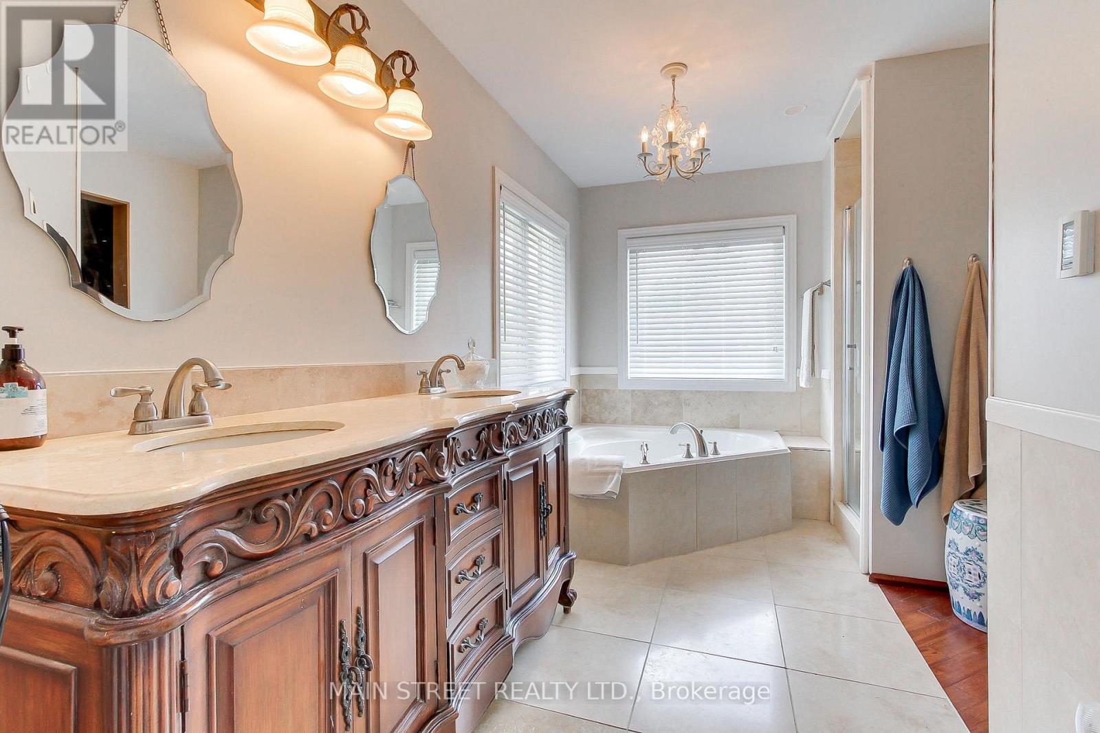 Photo 8 of 2 Bombay Court, Richmond Hill ON