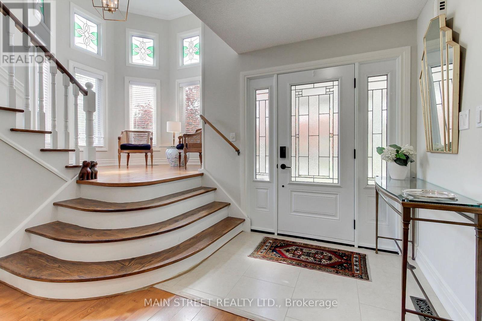 Photo 7 of 2 Bombay Court, Richmond Hill ON