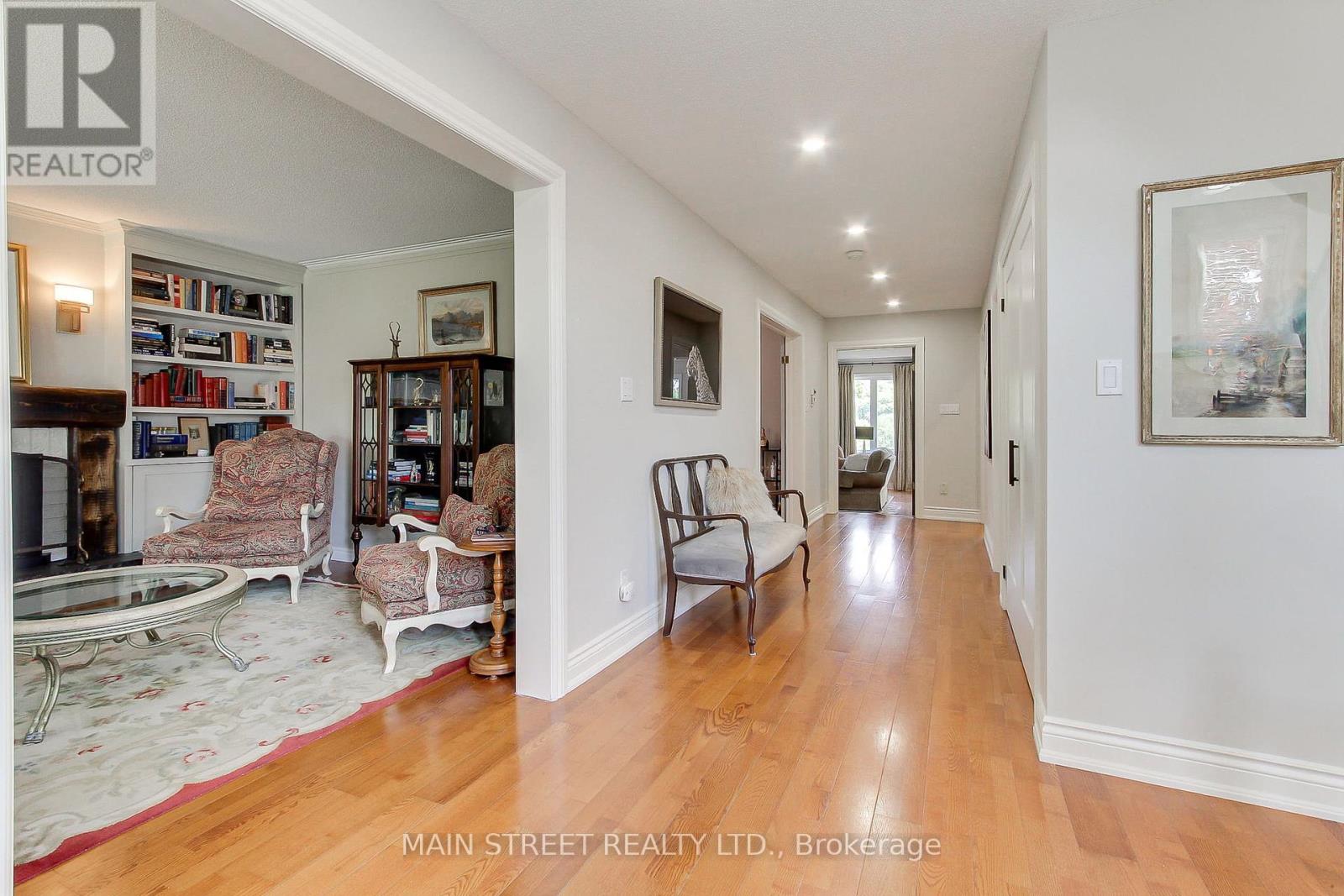 Photo 10 of 2 Bombay Court, Richmond Hill ON