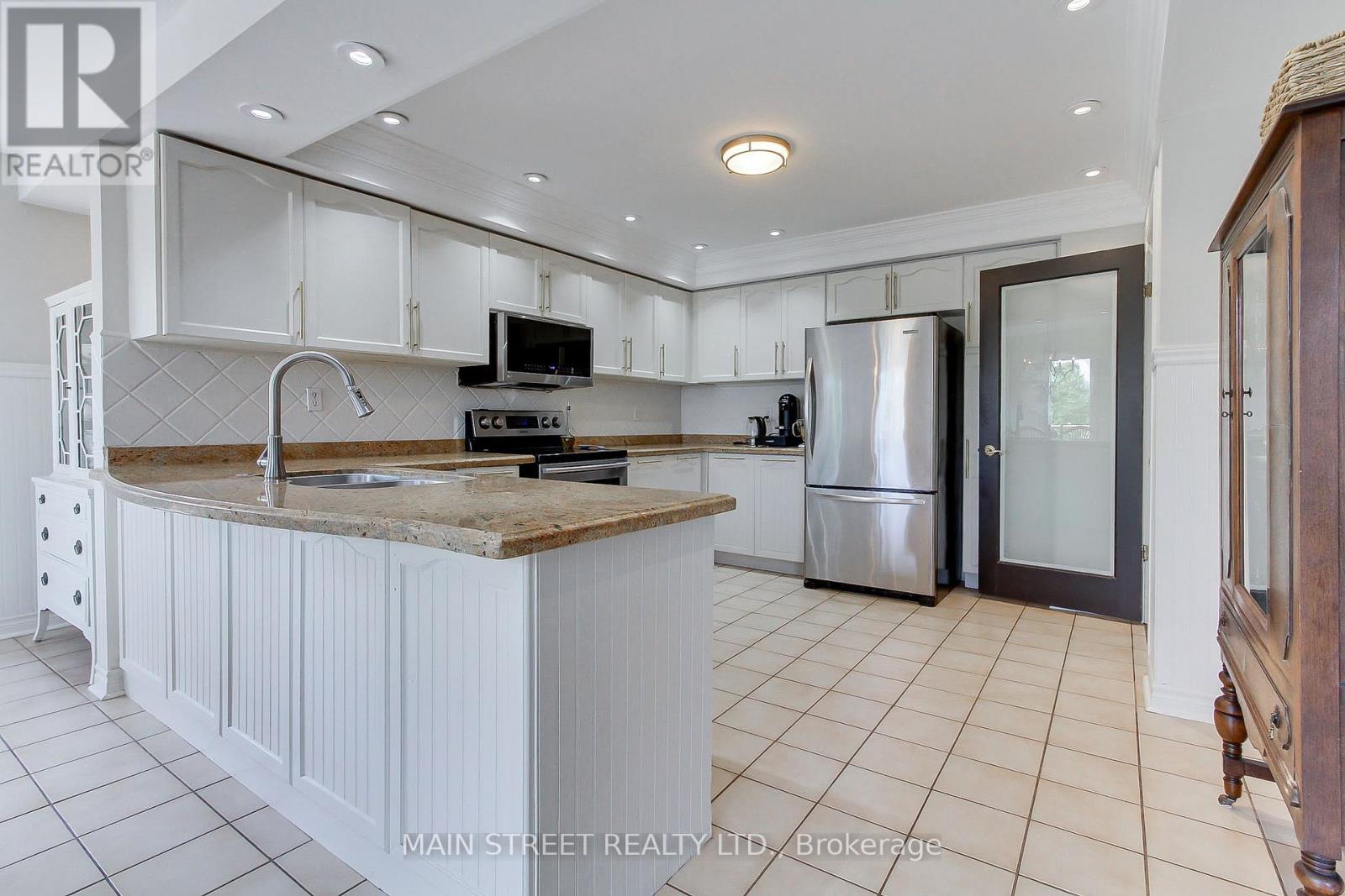 Photo 25 of 2 Bombay Court, Richmond Hill ON