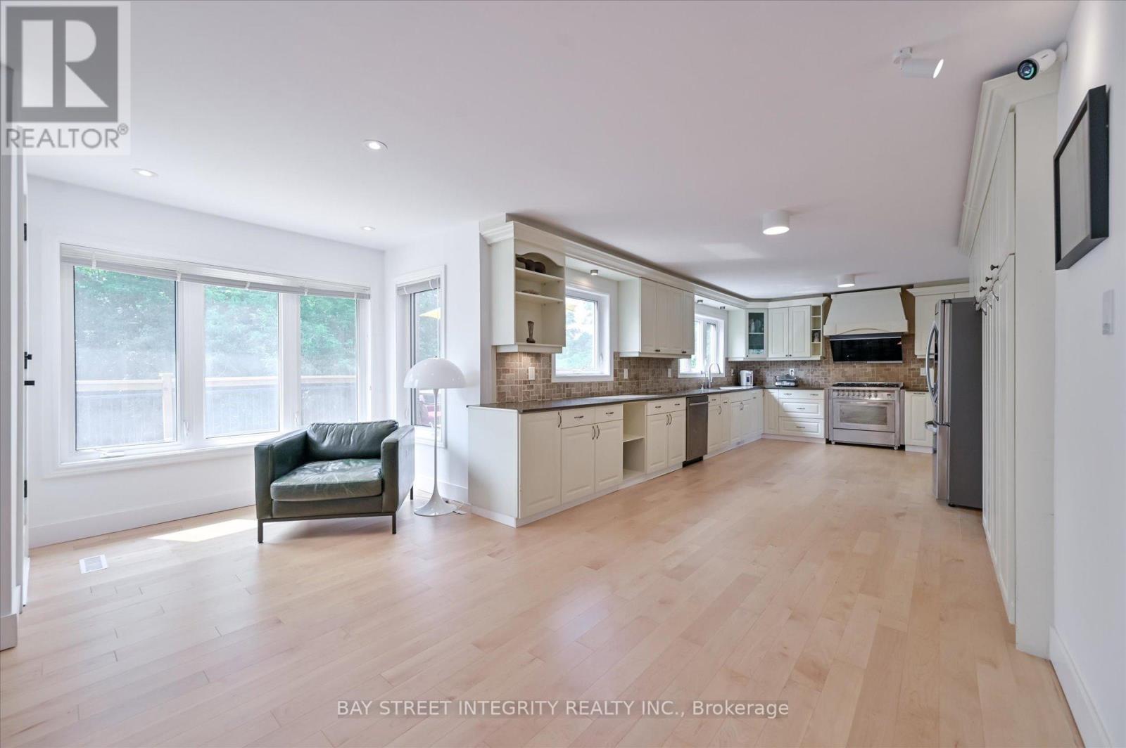 Photo 7 of 197 Garden Avenue, Richmond Hill ON