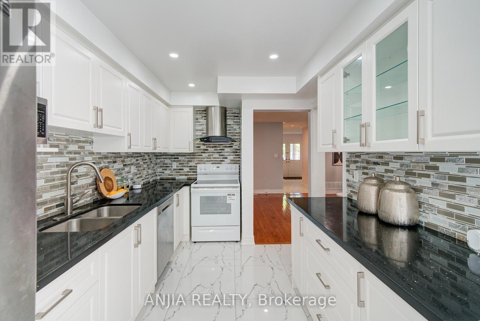Photo 18 of 111 Viscount Drive, Markham ON