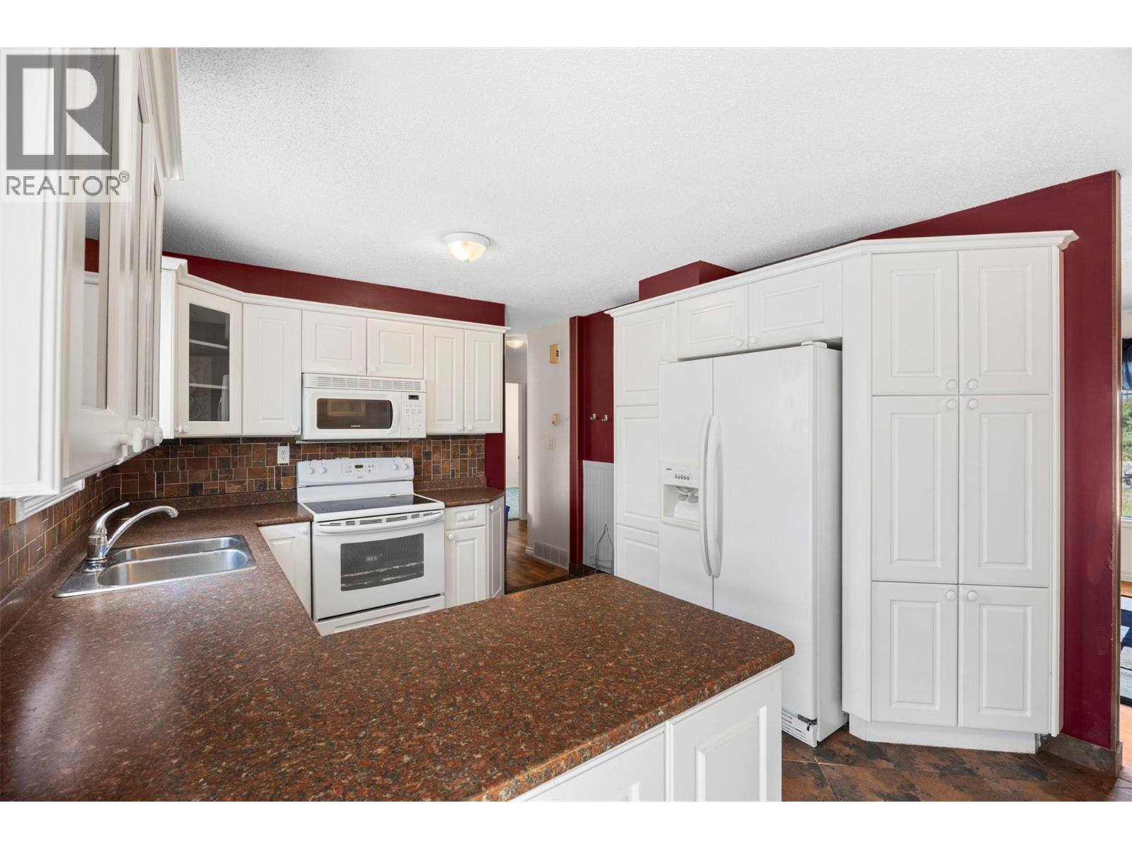 Photo 9 of 906 Klahanie Drive, Kamloops BC