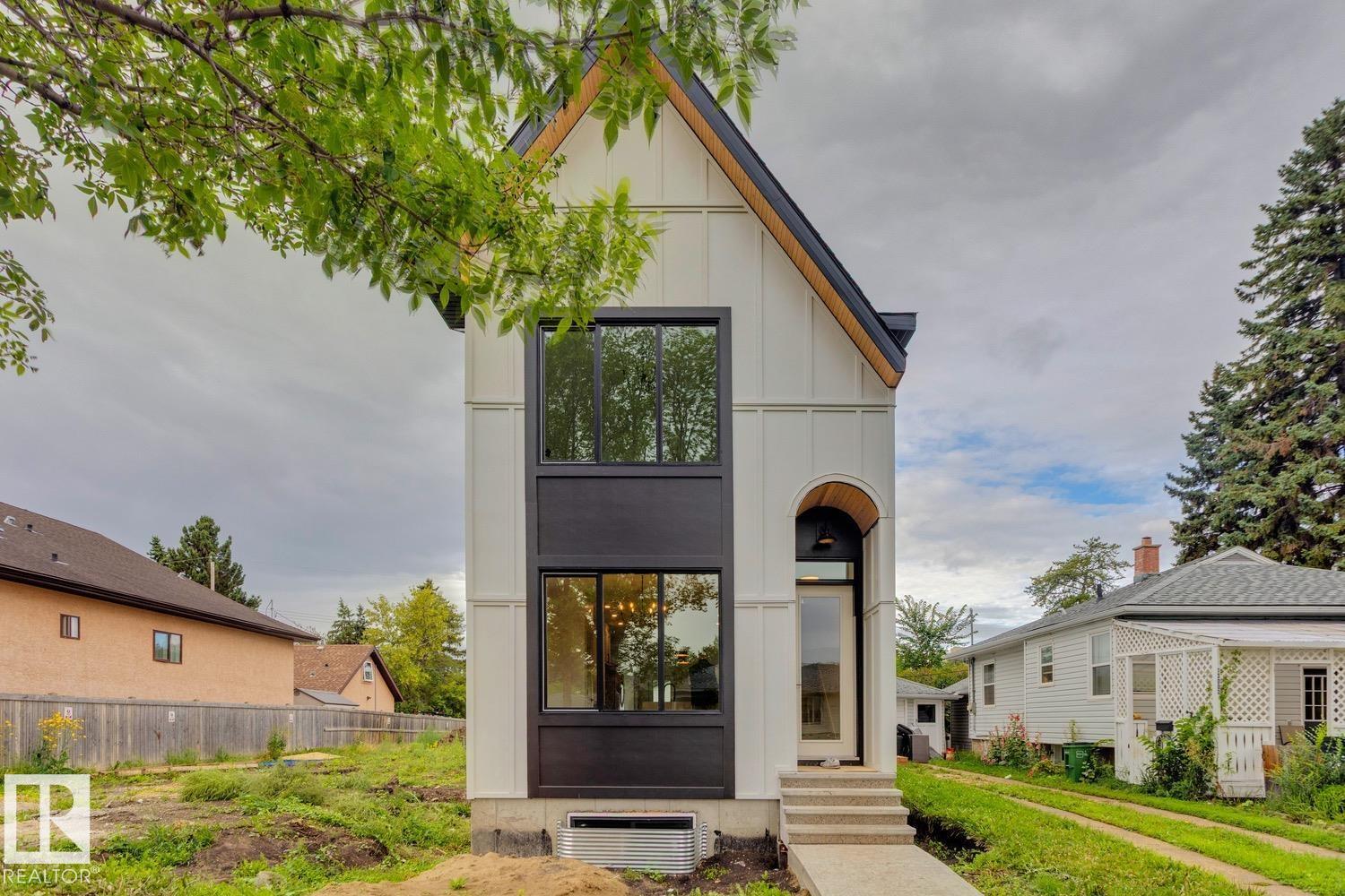 Photo 2 of 11340 130 St Nw, Edmonton AB