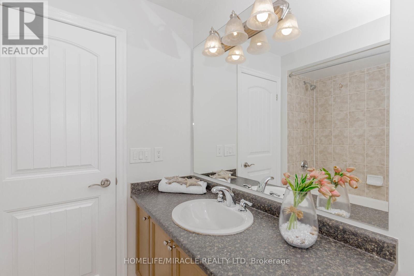 Photo 32 of 8 Whitmer Street, Milton ON