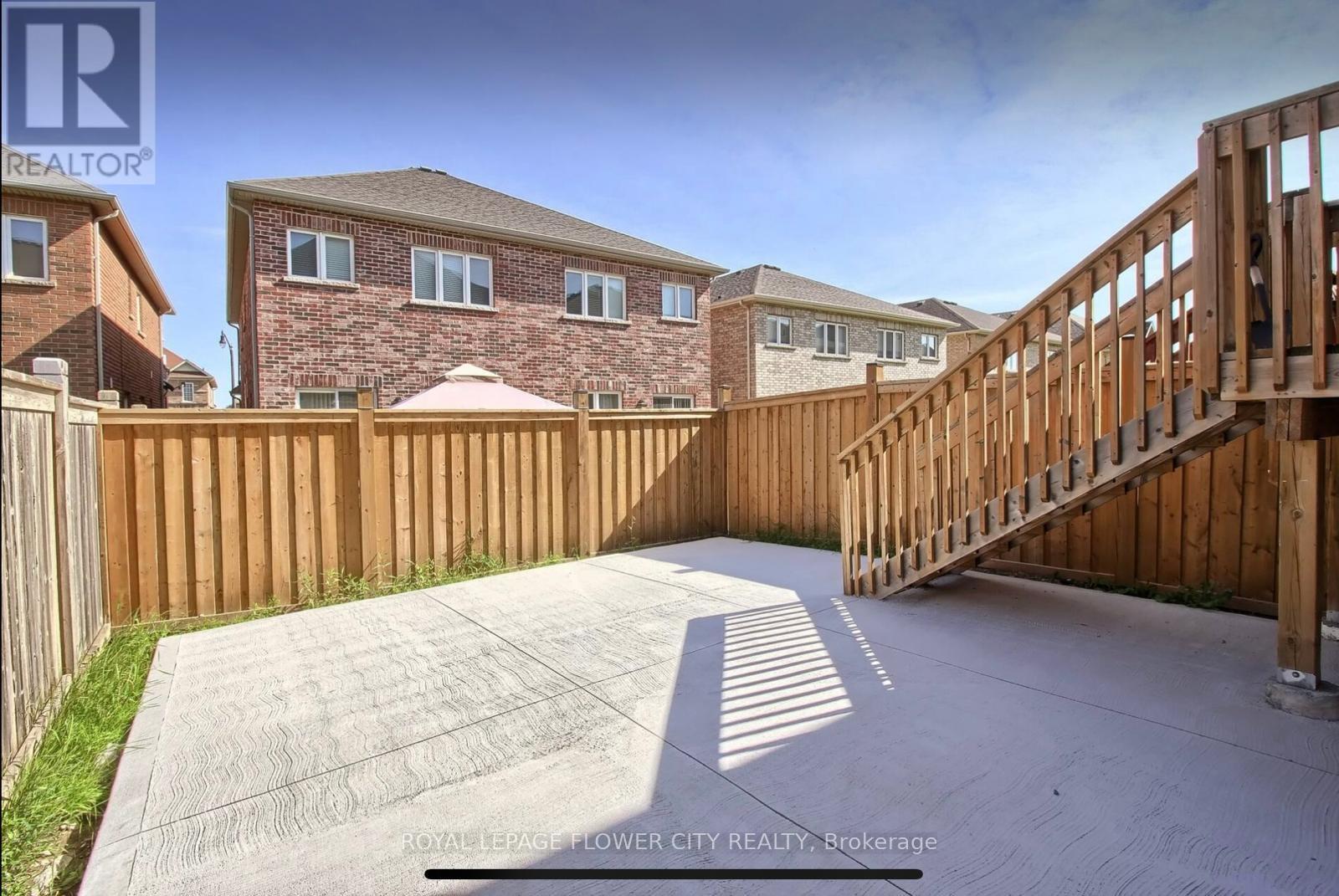 Photo 2 of 77 French Park Circle, Brampton ON