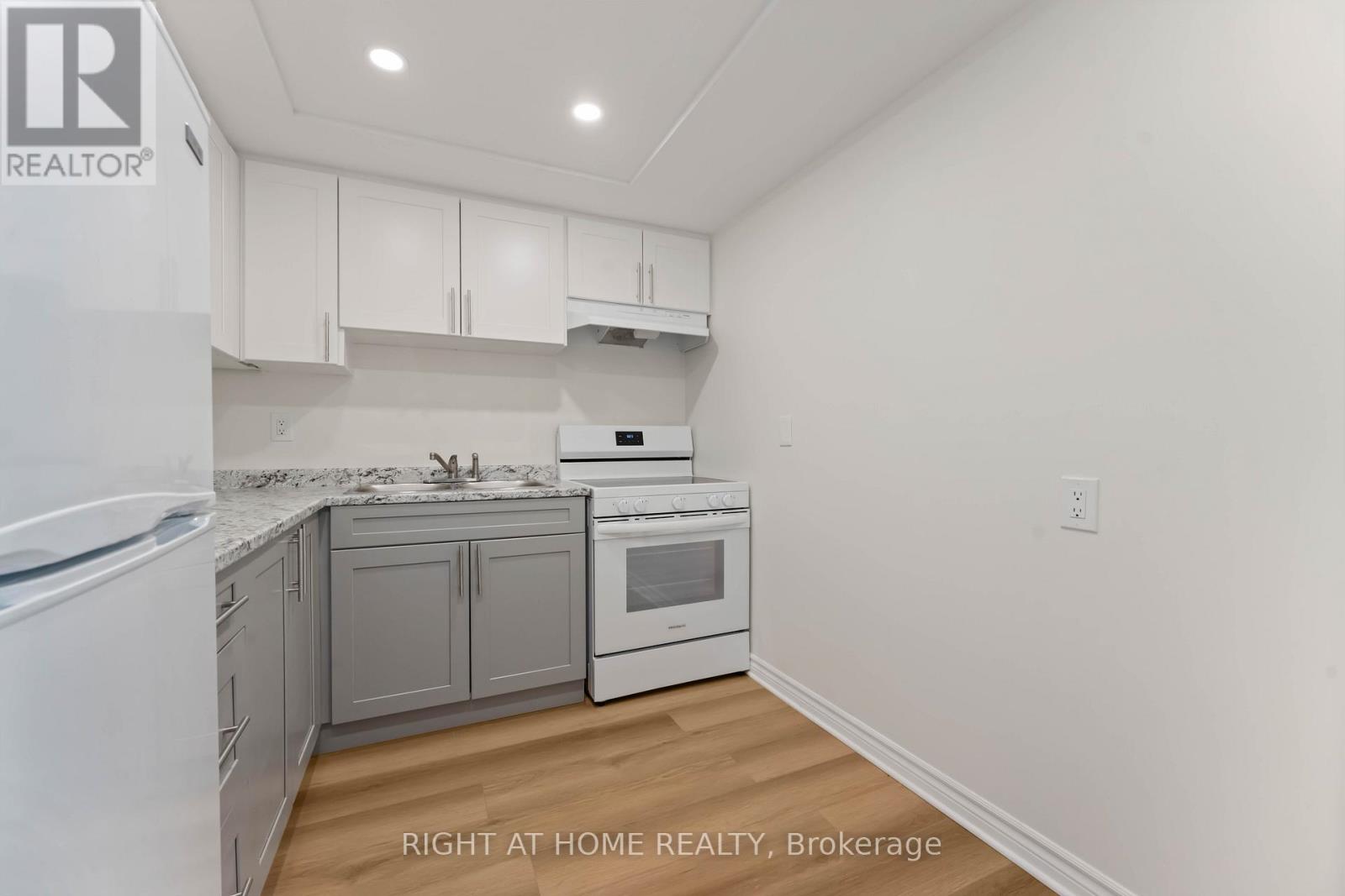 Photo 5 of 302 555 Brittany Drive, Ottawa ON