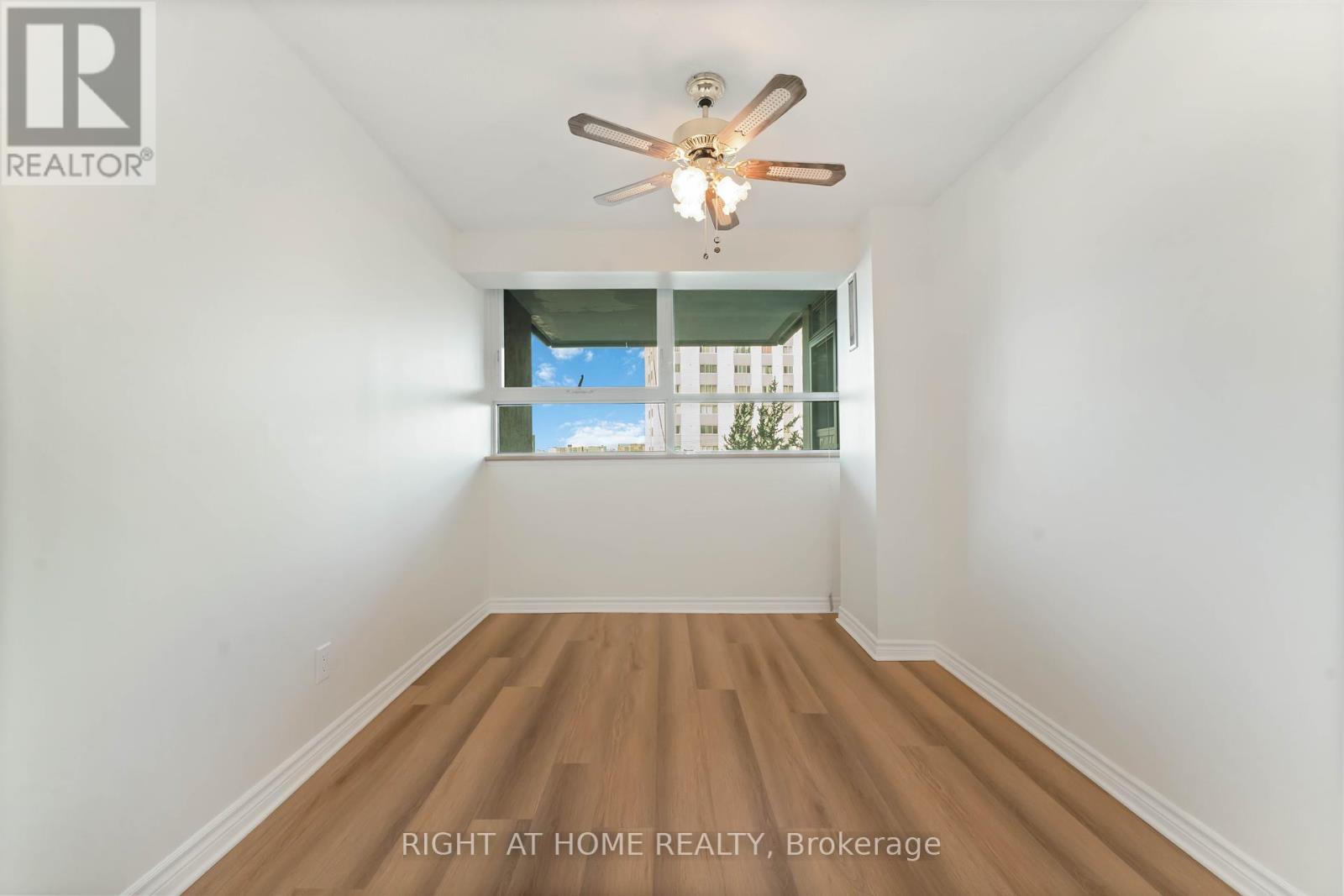 Photo 14 of 302 555 Brittany Drive, Ottawa ON