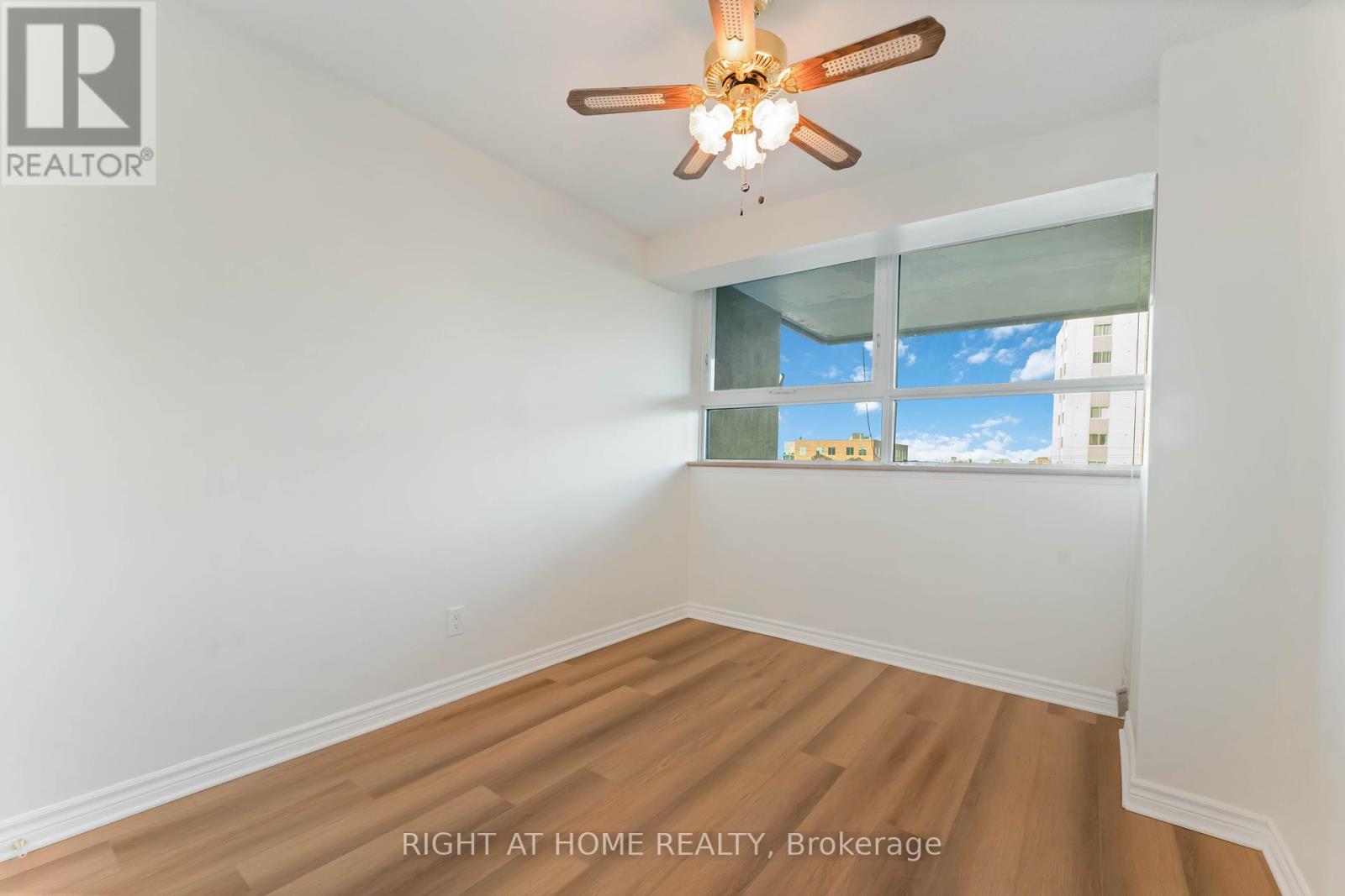 Photo 12 of 302 555 Brittany Drive, Ottawa ON