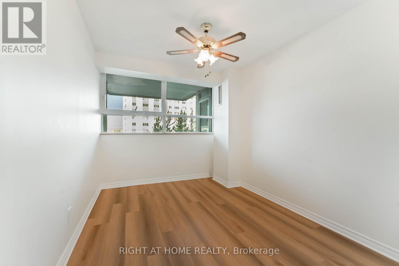 Photo 11 of 302 555 Brittany Drive, Ottawa ON