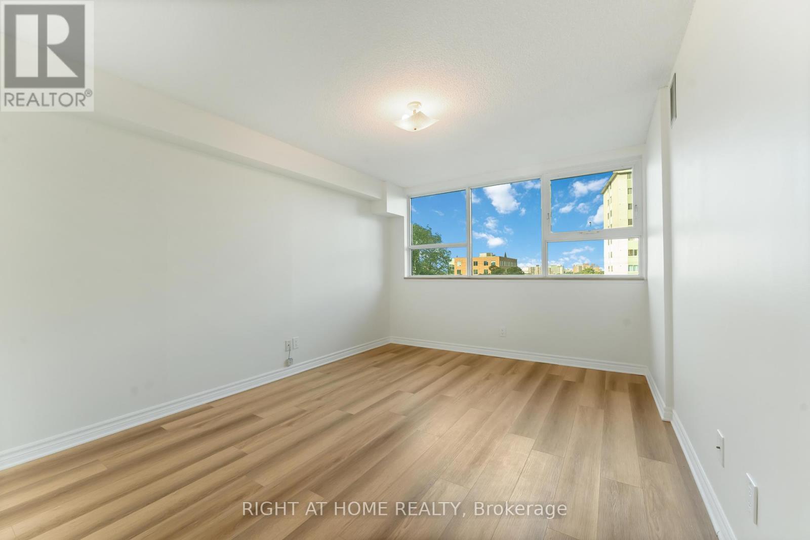 Photo 22 of 302 555 Brittany Drive, Ottawa ON