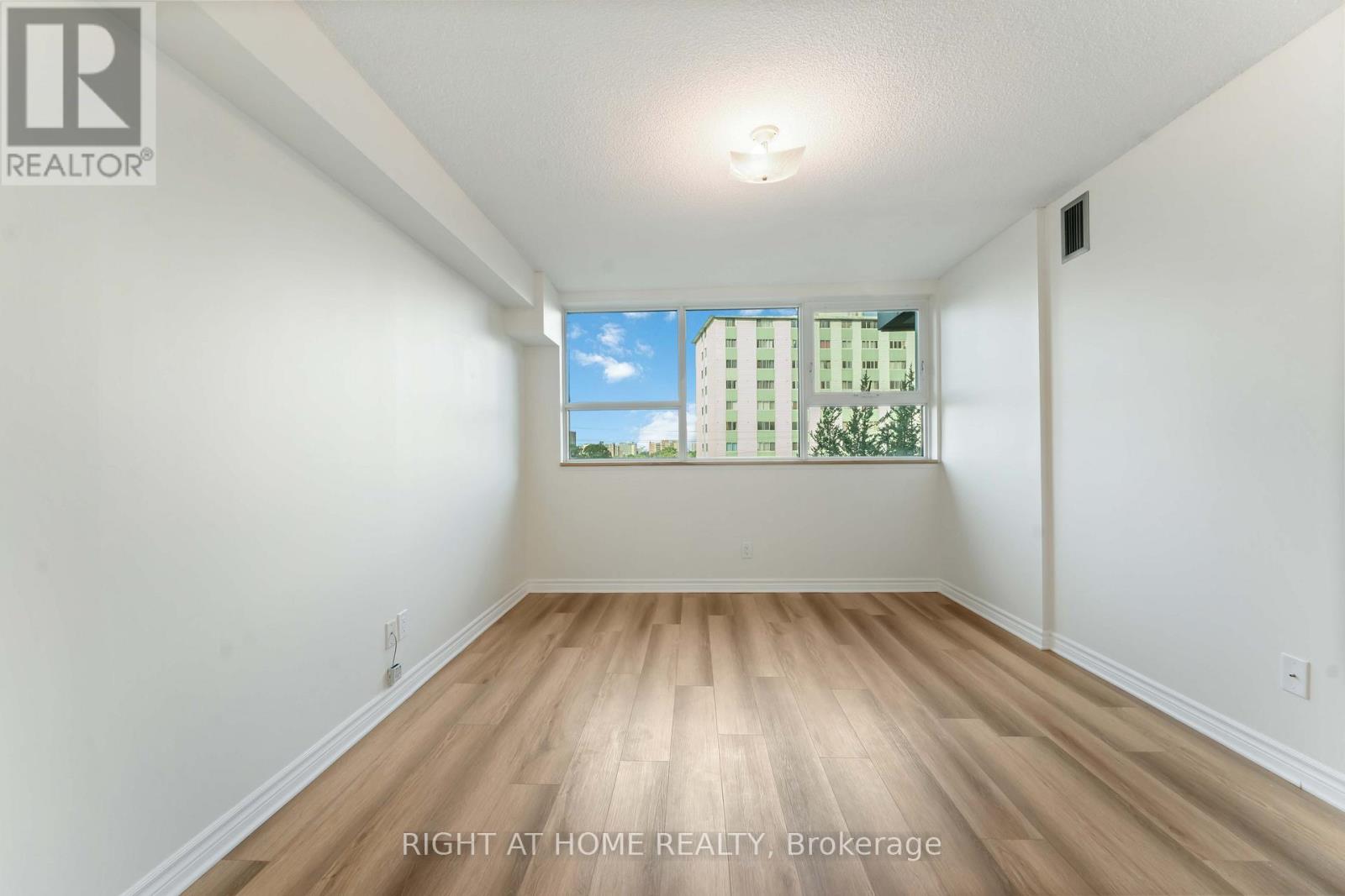 Photo 15 of 302 555 Brittany Drive, Ottawa ON