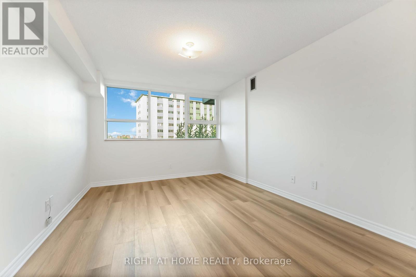 Photo 10 of 302 555 Brittany Drive, Ottawa ON