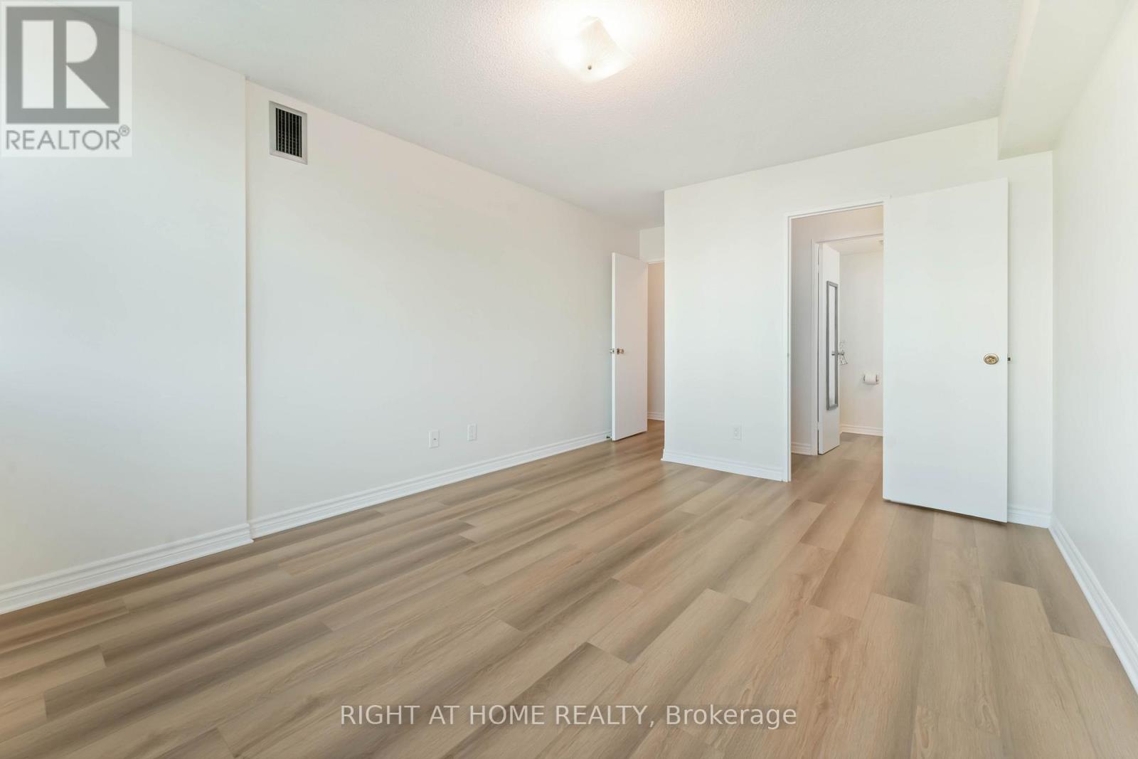 Photo 24 of 302 555 Brittany Drive, Ottawa ON