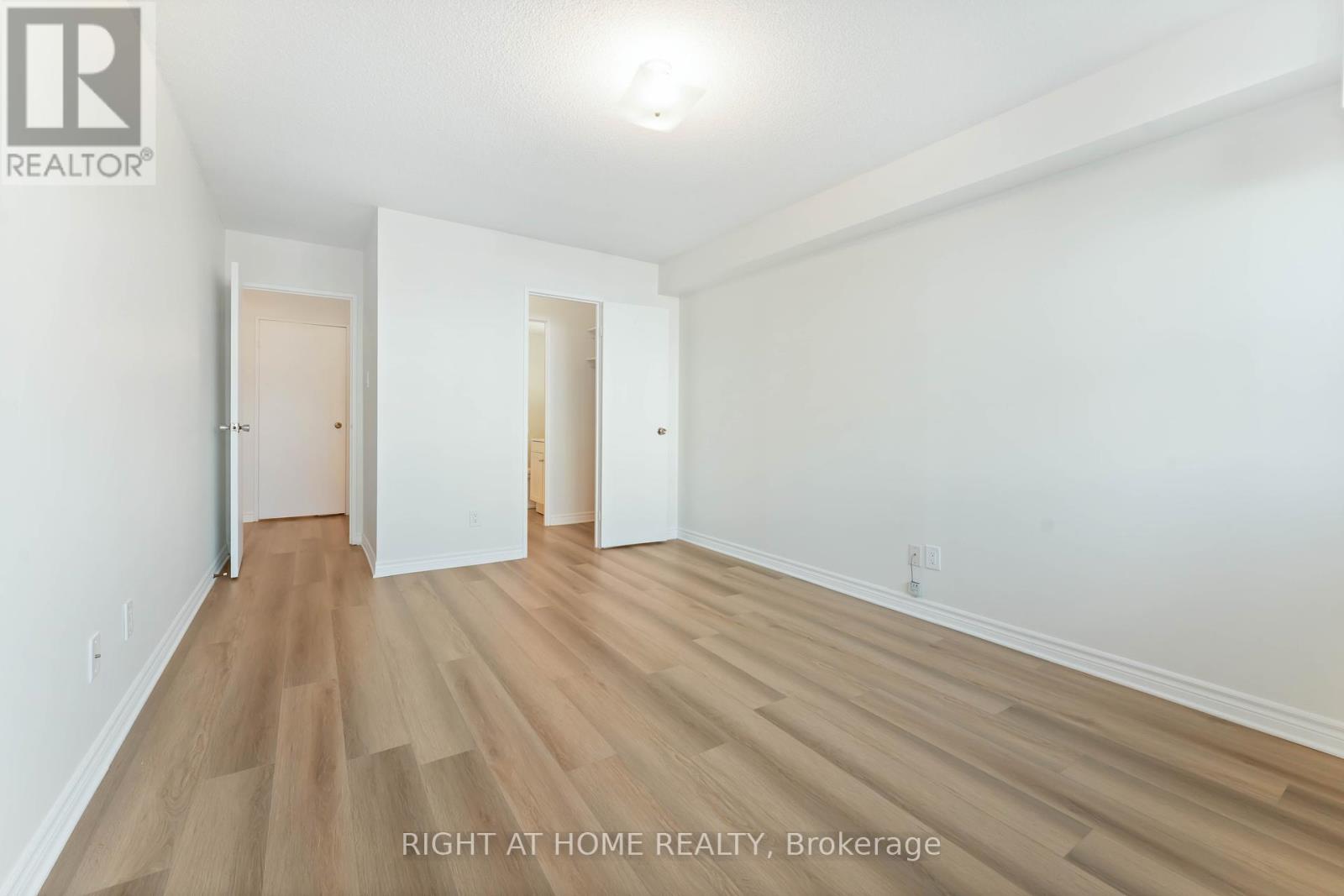 Photo 35 of 302 555 Brittany Drive, Ottawa ON