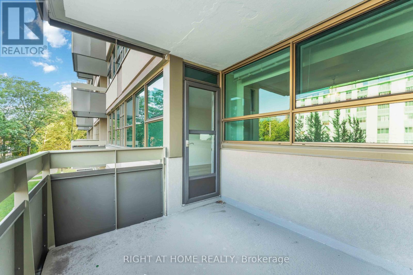 Photo 26 of 302 555 Brittany Drive, Ottawa ON