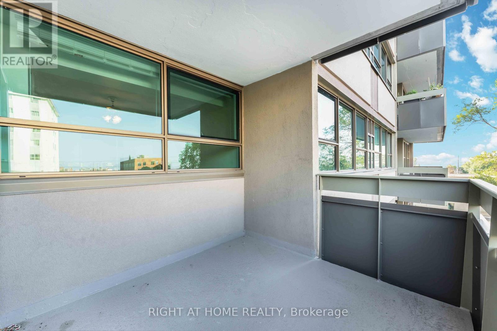 Photo 4 of 302 555 Brittany Drive, Ottawa ON