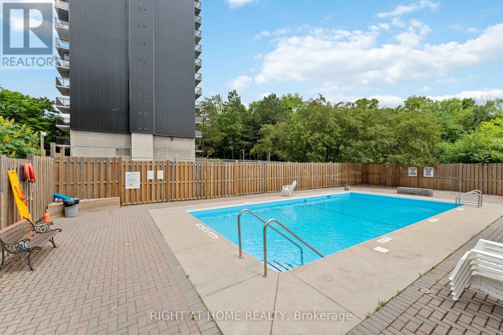 Photo 16 of 302 555 Brittany Drive, Ottawa ON