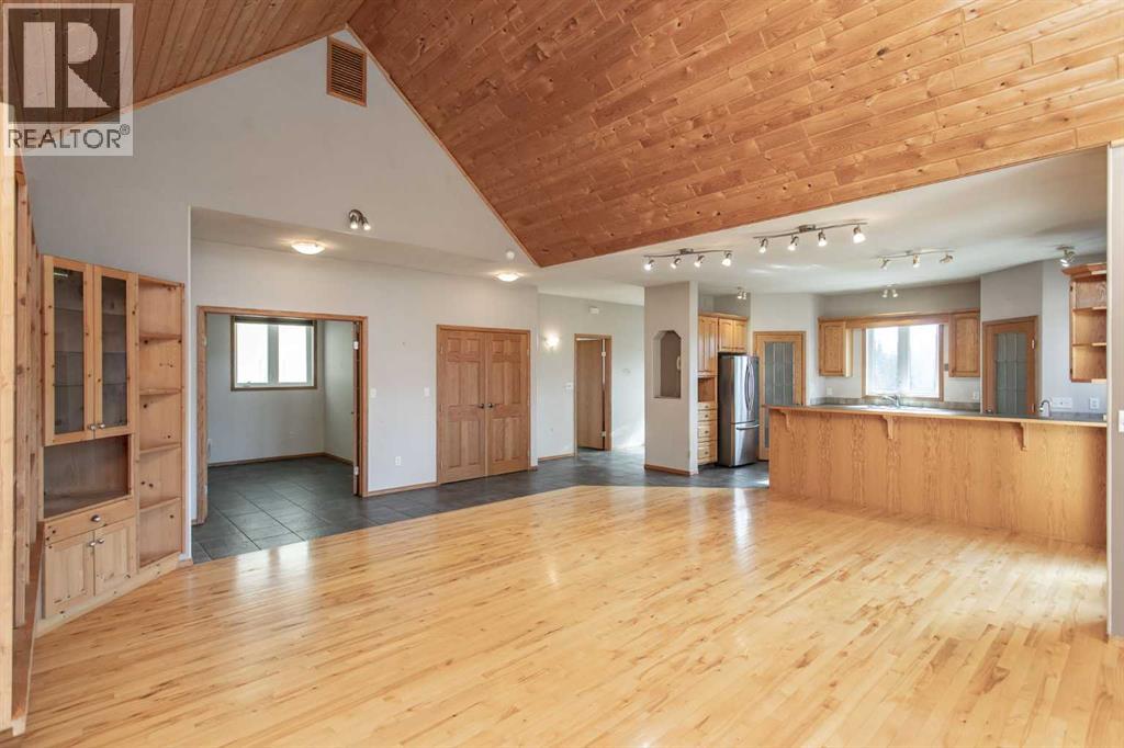 Photo 12 of 126 4th Street, Leslieville AB