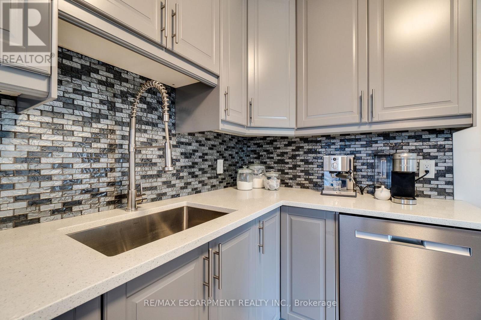 Photo 14 of 17 Ronaldshay Avenue, Hamilton ON