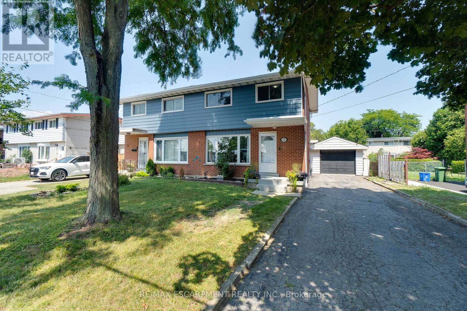 Photo 2 of 17 Ronaldshay Avenue, Hamilton ON