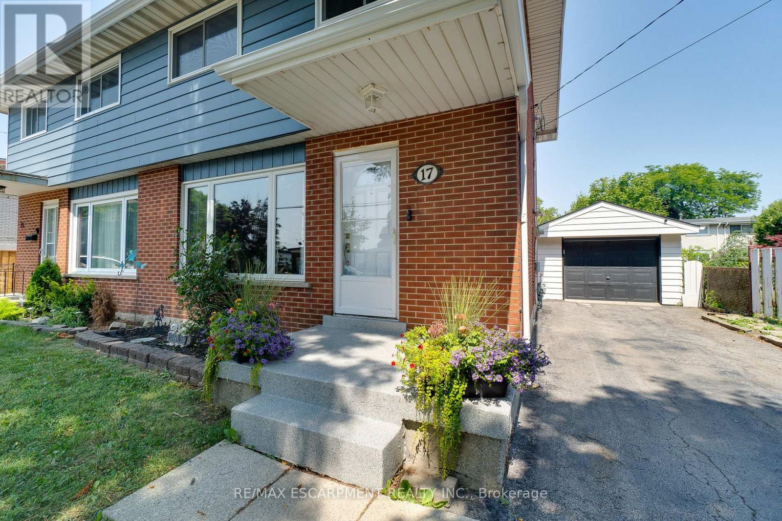 Photo 3 of 17 Ronaldshay Avenue, Hamilton ON