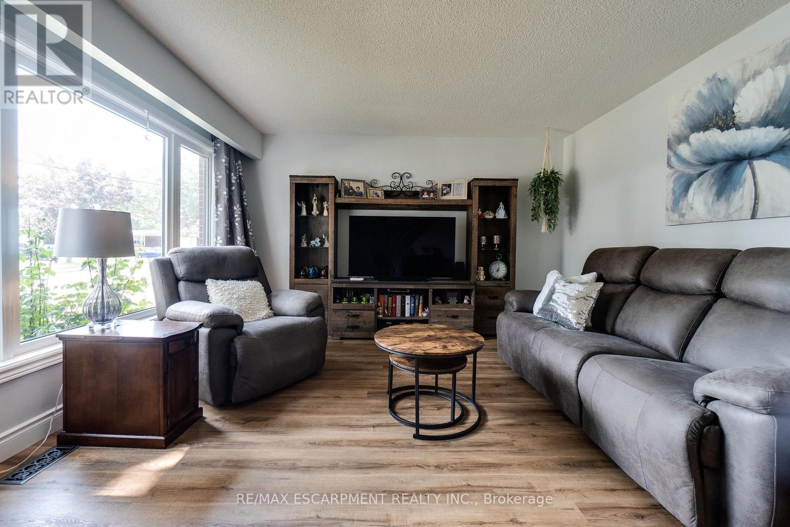 Photo 5 of 17 Ronaldshay Avenue, Hamilton ON
