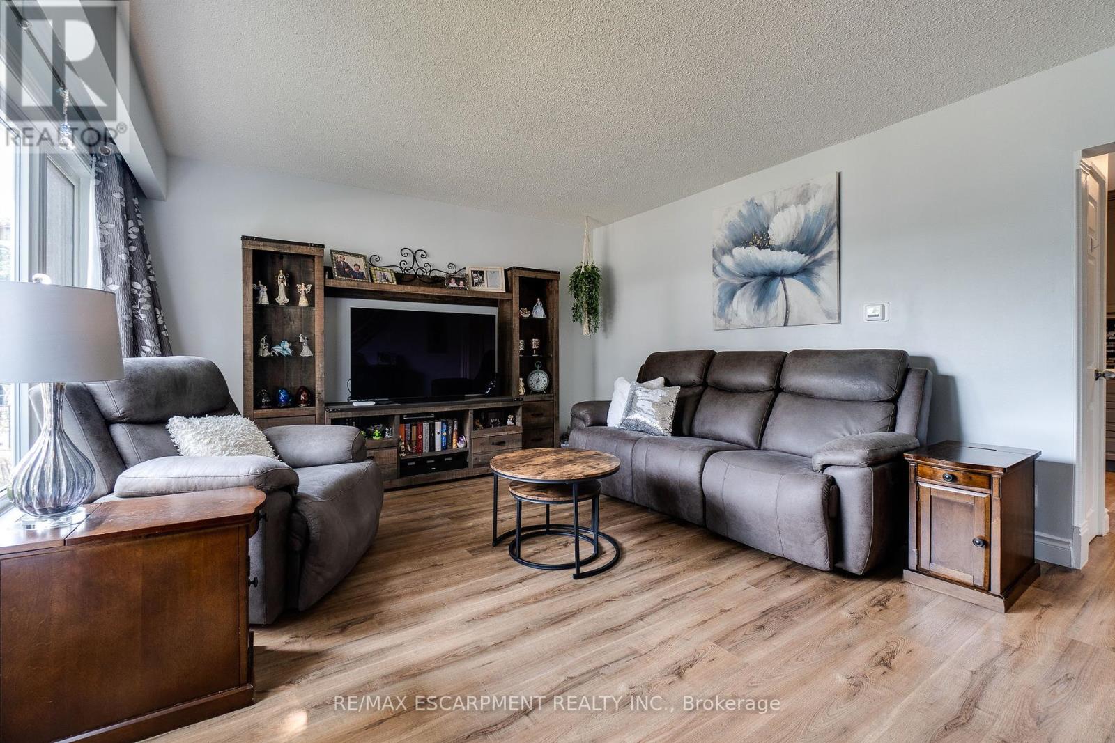Photo 6 of 17 Ronaldshay Avenue, Hamilton ON