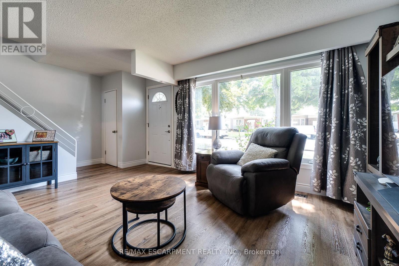 Photo 8 of 17 Ronaldshay Avenue, Hamilton ON